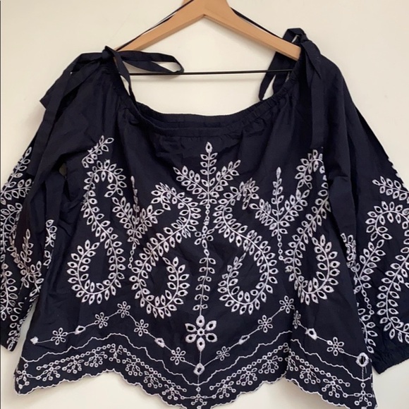 Essentials by ABS Navy blue & white top, Size M - Picture 6 of 7